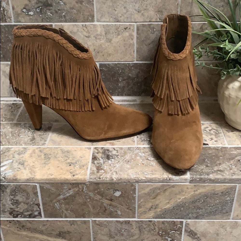 Vince Camuto cute brown suede booties